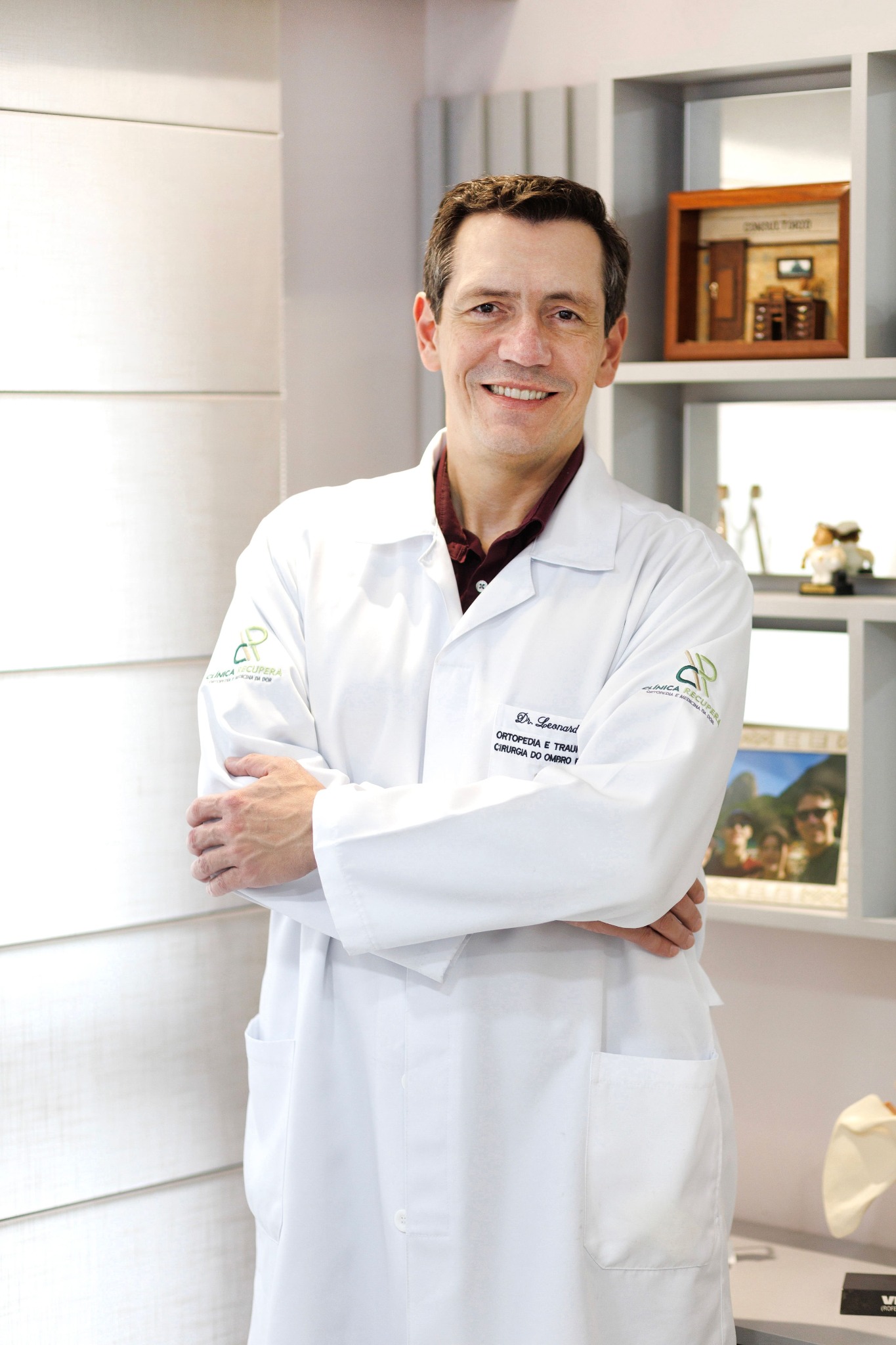 Dr. Leonardo Dau de jaleco, ortopedista especialista em ombro e cotovelo